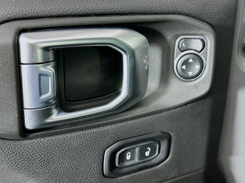 Used 2023 Jeep Wrangler Unlimited Sahara AWD/4WD image 15