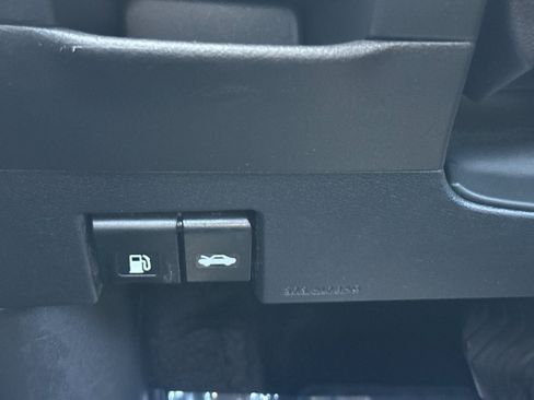 Used 2020 Nissan Kicks SR image 29