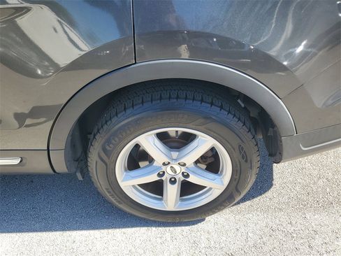 Used 2019 Ford Explorer XLT w/ Equipment Group 202A image 8