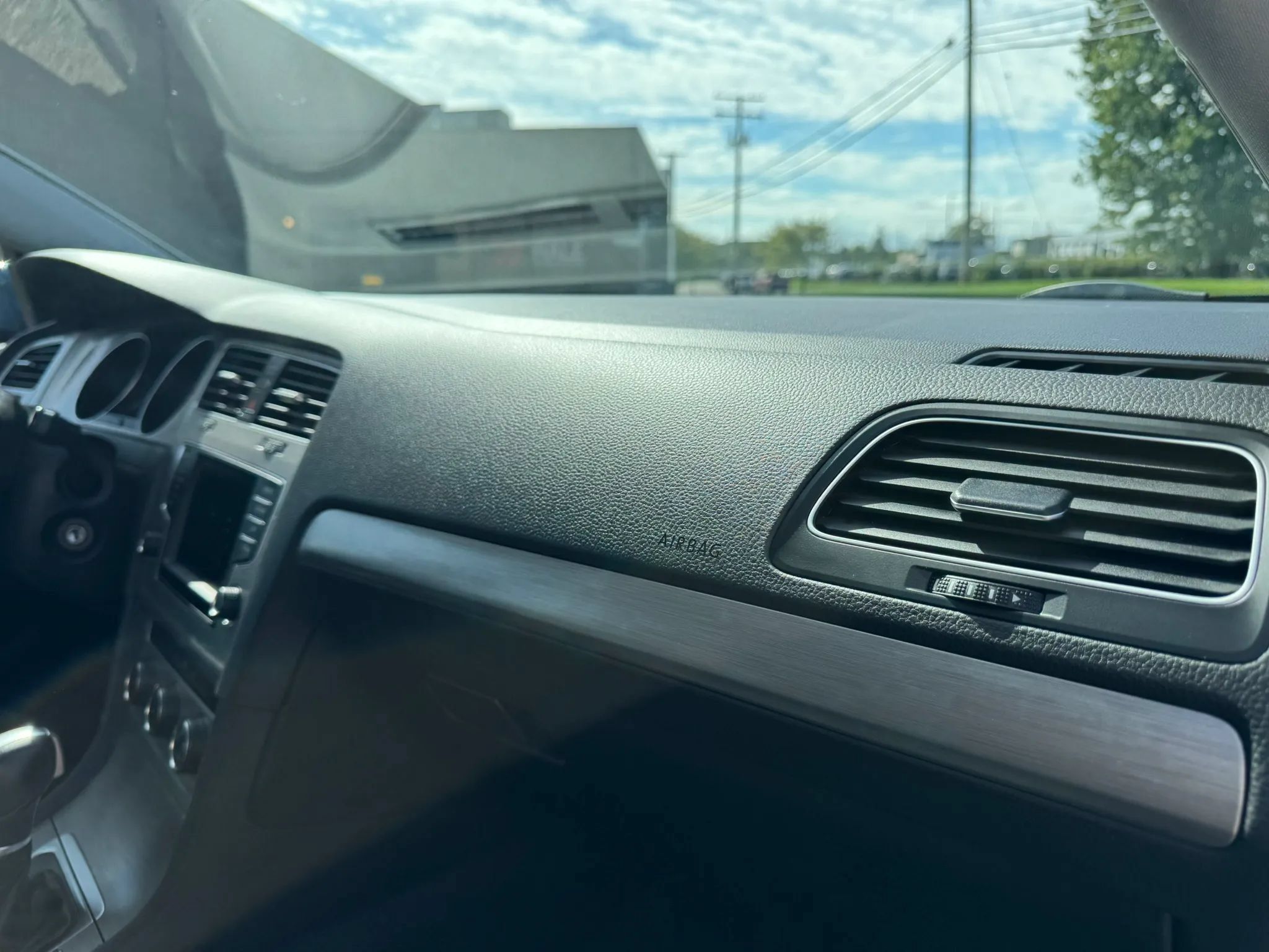 Used 2017 Volkswagen Golf SEL FWD image 25