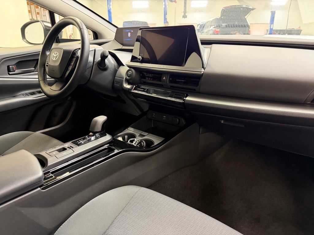 Used 2025 Toyota Prius LE FWD image 10