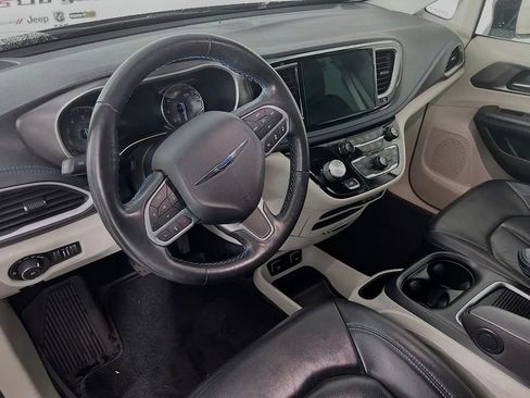 Used 2021 Chrysler Pacifica Touring-L w/ Premium & Safety Sphere Group FWD image 10