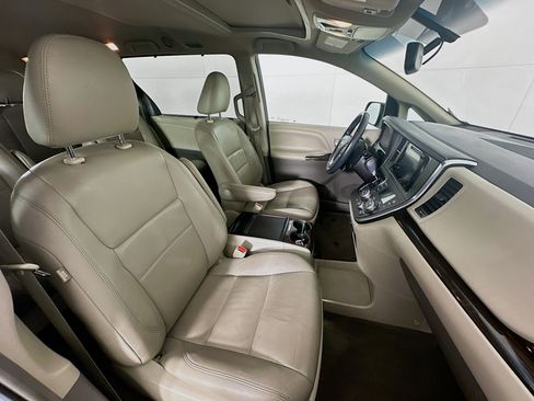 Used 2016 Toyota Sienna XLE image 32