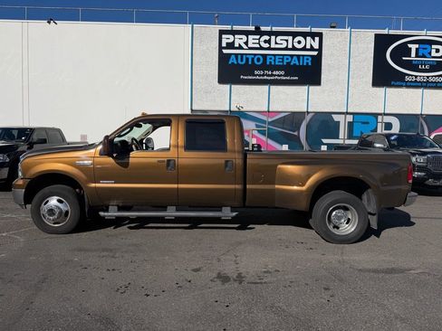 Used 2005 Ford F350 Lariat image 2
