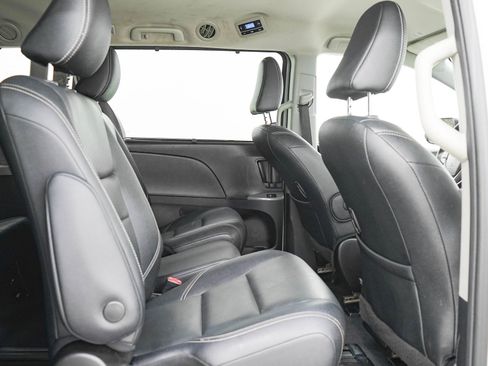 Used 2020 Toyota Sienna SE FWD image 14