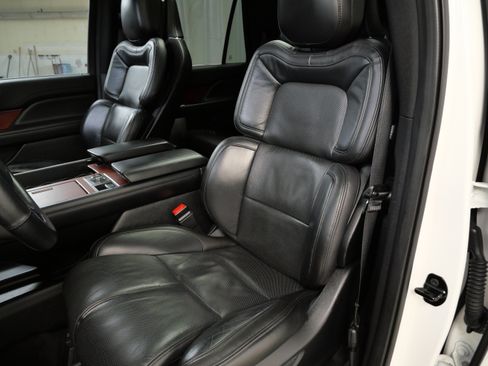Used 2021 Lincoln Navigator Reserve w/ Luxury Package AWD/4WD image 3