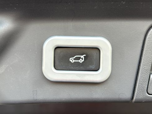 Used 2019 Land Rover Range Rover Velar R-Dynamic SE AWD/4WD image 17