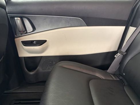 Used 2023 Kia Carnival LX image 30