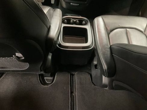 Used 2025 Chrysler Pacifica Select FWD image 10