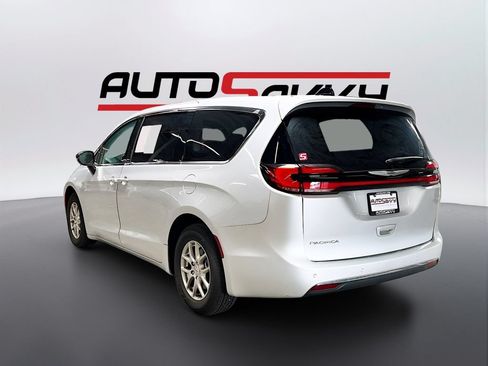 Used 2024 Chrysler Pacifica Touring-L FWD image 5