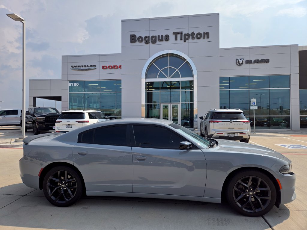 Used 2021 Dodge Charger SXT w/ Blacktop Package RWD image 2