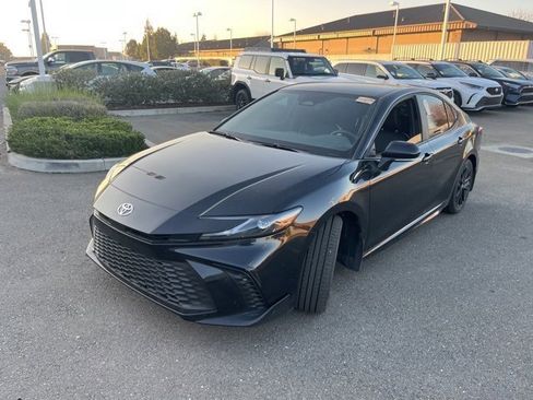 Used 2025 Toyota Camry SE image 1