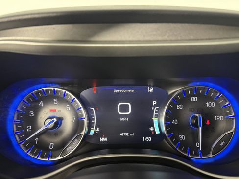 Used 2024 Chrysler Pacifica Touring-L FWD image 18