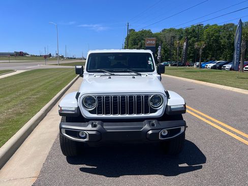 Used 2025 Jeep Wrangler Sahara image 11