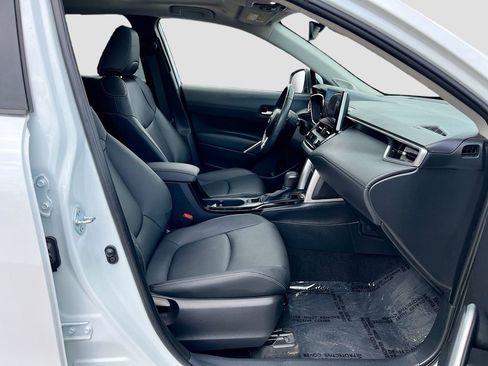 Used 2023 Toyota Corolla Cross XLE w/ Convenience Package FWD image 29