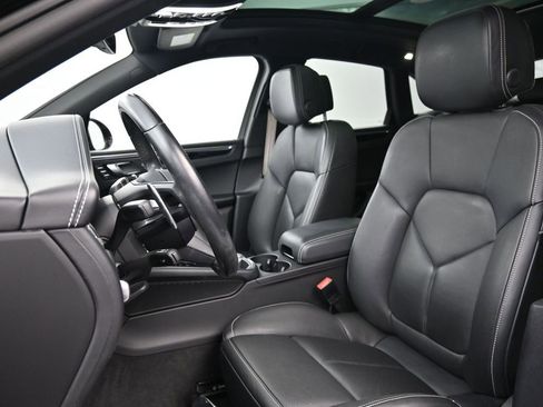 Certified 2023 Porsche Macan image 5