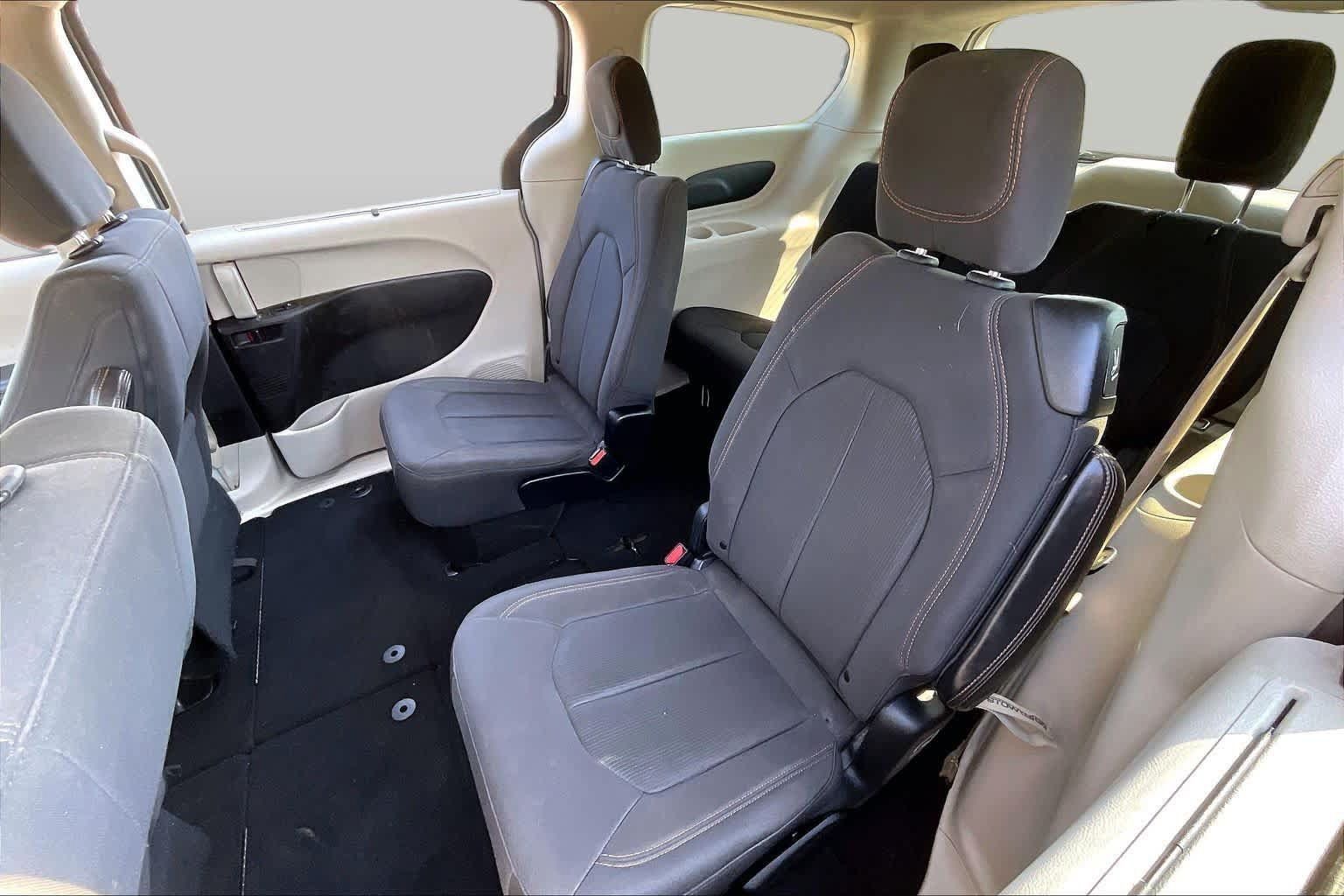 Used 2019 Chrysler Pacifica Touring Plus w/ Tire & Wheel Group FWD image 19