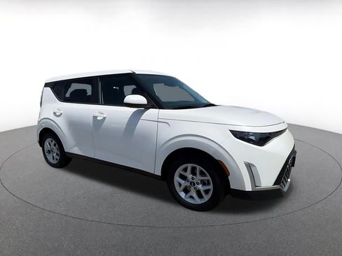 Used 2025 Kia Soul LX w/ LX Technology Package FWD image 2