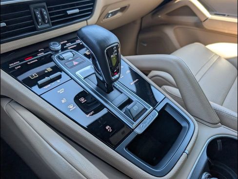 Used 2021 Porsche Cayenne AWD/4WD image 19