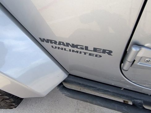 Used 2017 Jeep Wrangler Unlimited Sahara AWD/4WD image 9