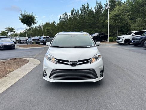 Used 2018 Toyota Sienna XLE Premium AWD/4WD image 3