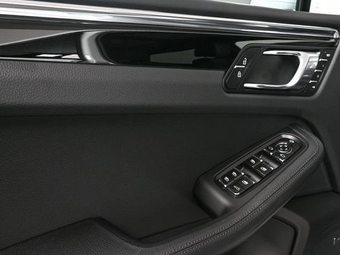 Certified 2025 Porsche Macan image 6