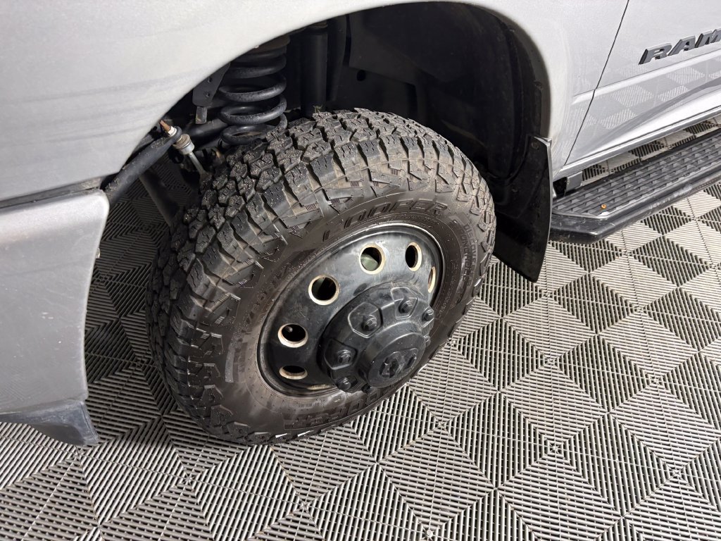 Used 2023 RAM 3500 Big Horn w/ Night Edition AWD/4WD image 9