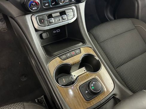 Used 2022 GMC Acadia SLE image 21