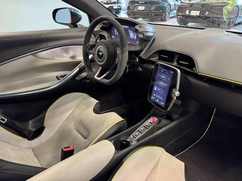 Used 2023 McLaren Artura image 16