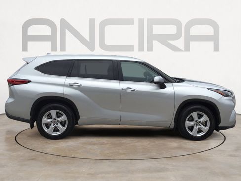 Used 2021 Toyota Highlander LE AWD/4WD image 11