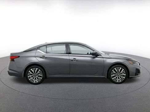 Used 2025 Nissan Altima 2.5 SV FWD image 14