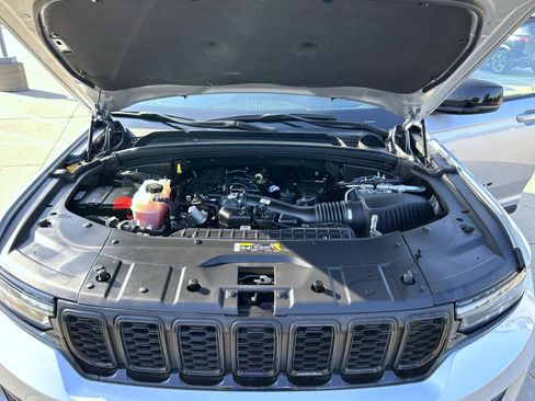 Used 2023 Jeep Grand Cherokee Altitude AWD/4WD image 24