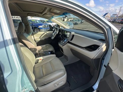 Used 2017 Toyota Sienna XLE Premium AWD/4WD image 14