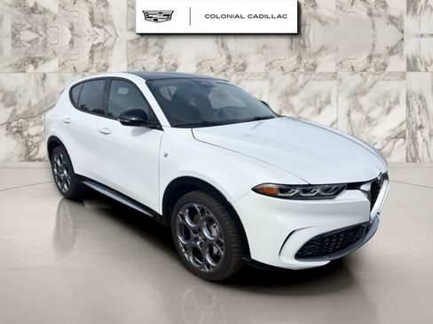 Used 2024 Alfa Romeo Tonale Ti w/ Premium Interior Package AWD/4WD image 3