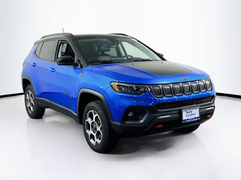 Used 2022 Jeep Compass Trailhawk w/ Sun and Sound Group AWD/4WD image 3