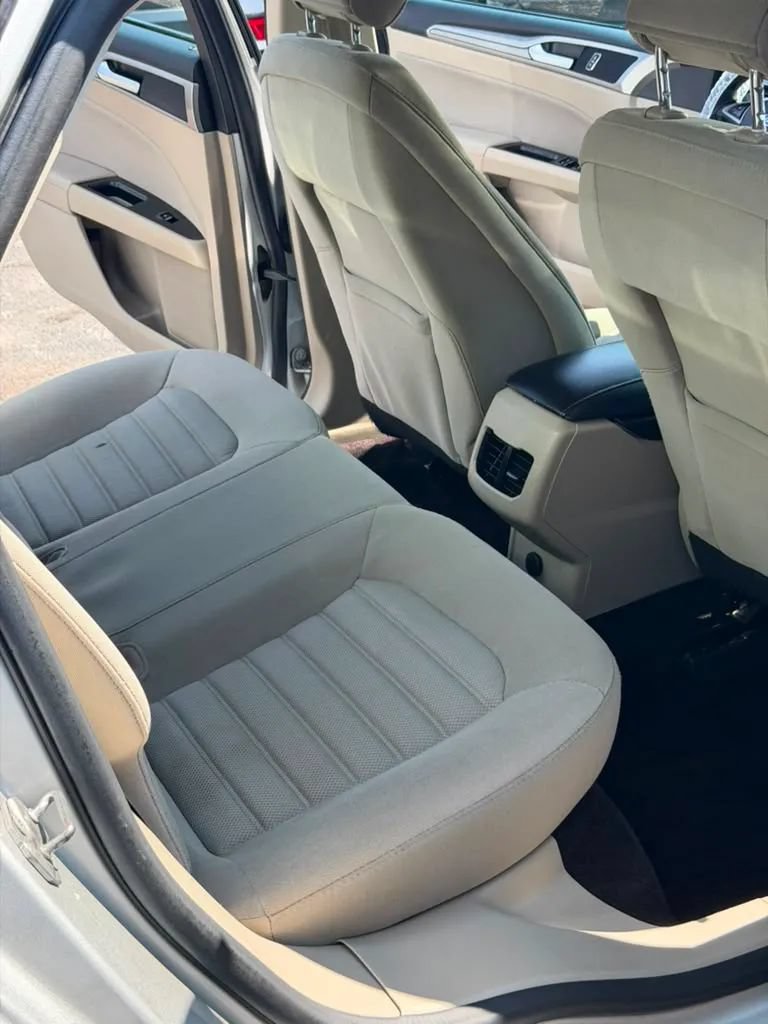 Used 2017 Ford Fusion SE w/ Fusion SE Technology Package FWD image 11