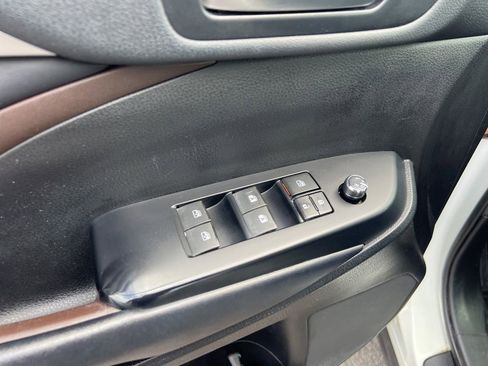 Used 2019 Toyota Highlander XLE AWD/4WD image 22