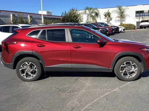 Used 2025 Chevrolet Trax LT w/ LT Convenience Package image 3