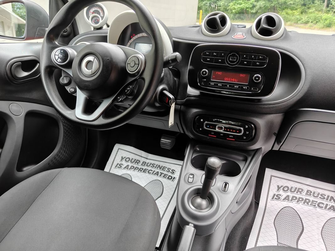 Used 2017 smart fortwo pure RWD image 15