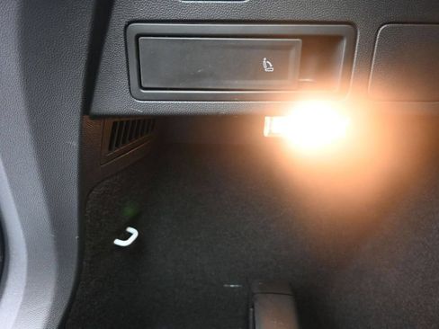 Used 2018 Volkswagen Tiguan SE FWD image 25