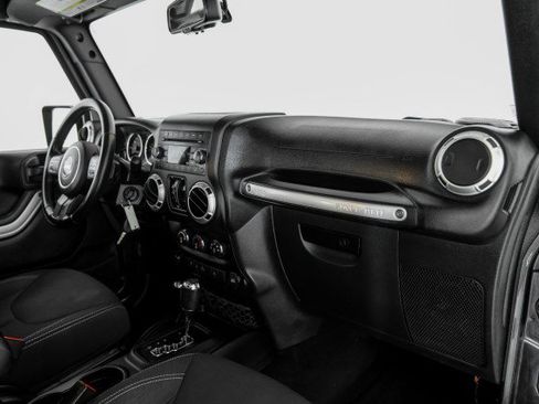 Used 2018 Jeep Wrangler Unlimited Sahara AWD/4WD image 10