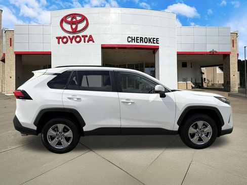 Used 2025 Toyota RAV4 XLE w/ Convenience Package FWD image 4