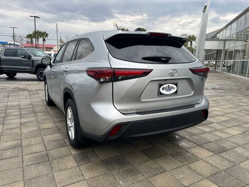 Used 2024 Toyota Highlander LE image 4