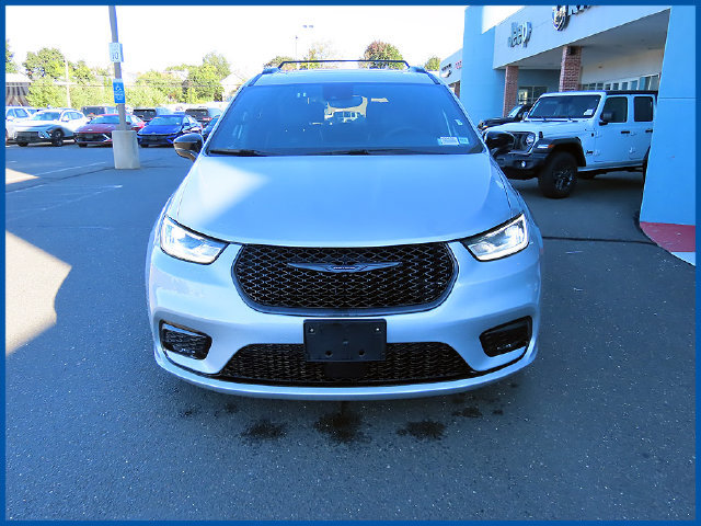 Used 2026 Chrysler Pacifica Limited w/ S Appearance Package FWD image 3