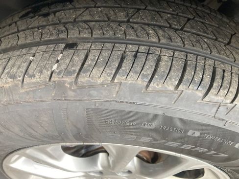 Used 2019 Jeep Cherokee Latitude Plus w/ Cold Weather Group AWD/4WD image 32