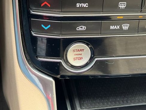 Used 2020 Jaguar XF Prestige image 25