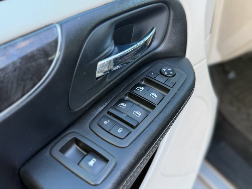 Used 2014 Chrysler Town & Country Touring FWD image 20