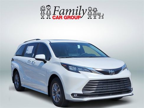 New 2026 Toyota Sienna XLE image 2
