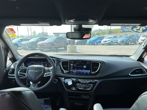 Used 2025 Chrysler Pacifica Select FWD image 19