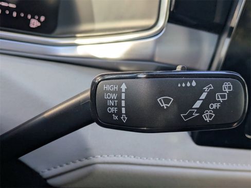 Certified 2025 Volkswagen Taos SE w/ Panoramic Sunroof Package image 29